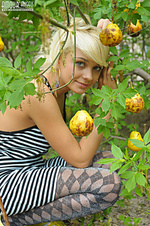 Tempting free erotic teen pussy pics blonde